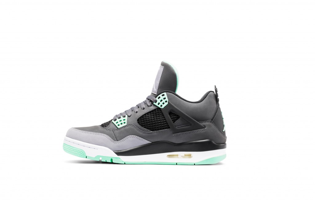 FA13_308497033_Air_Jordan_4_Retro_LeftSide_2024x1288