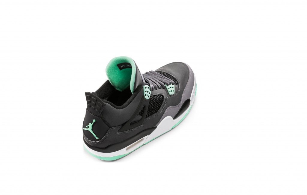 FA13_308497033_Air_Jordan_4_Retro_Overhead_2024x1288