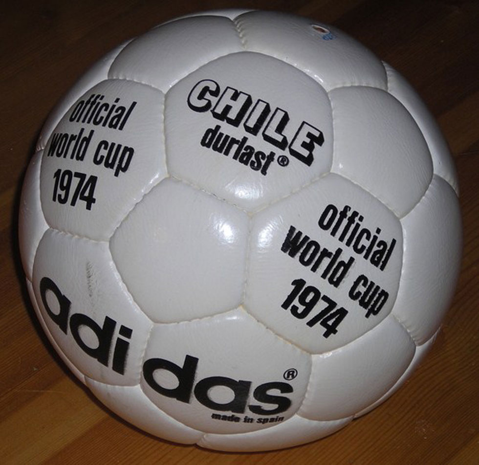 adidas-chile-durlast-1974-fifa-world-cup-official-match-ball-made-in-france-germany-1381437321a