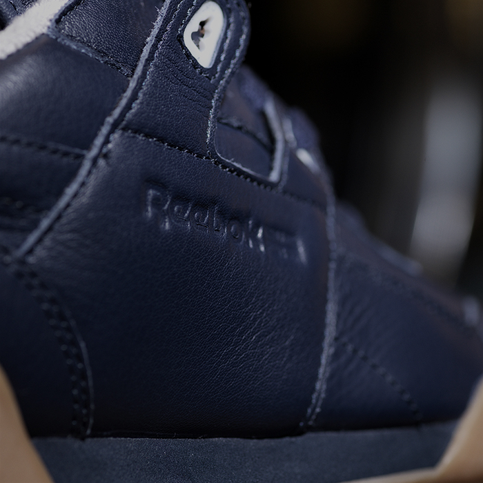 Reebok_Tumbled_Leather_Single_dark_detail_03_Sq