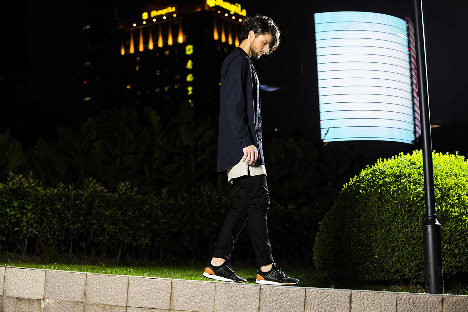 nb_247_lux_mrl247bl_night_waistdown_shanghai_sq