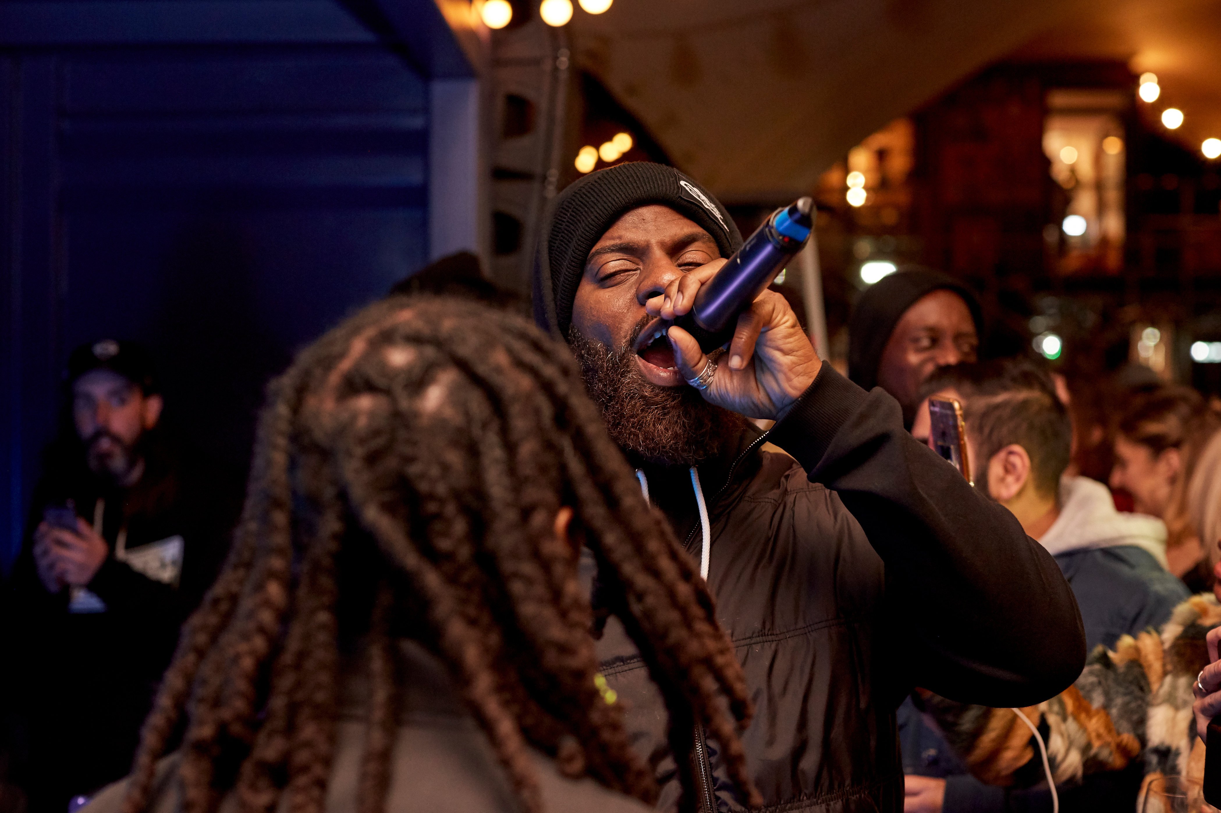 Rhymefest performing