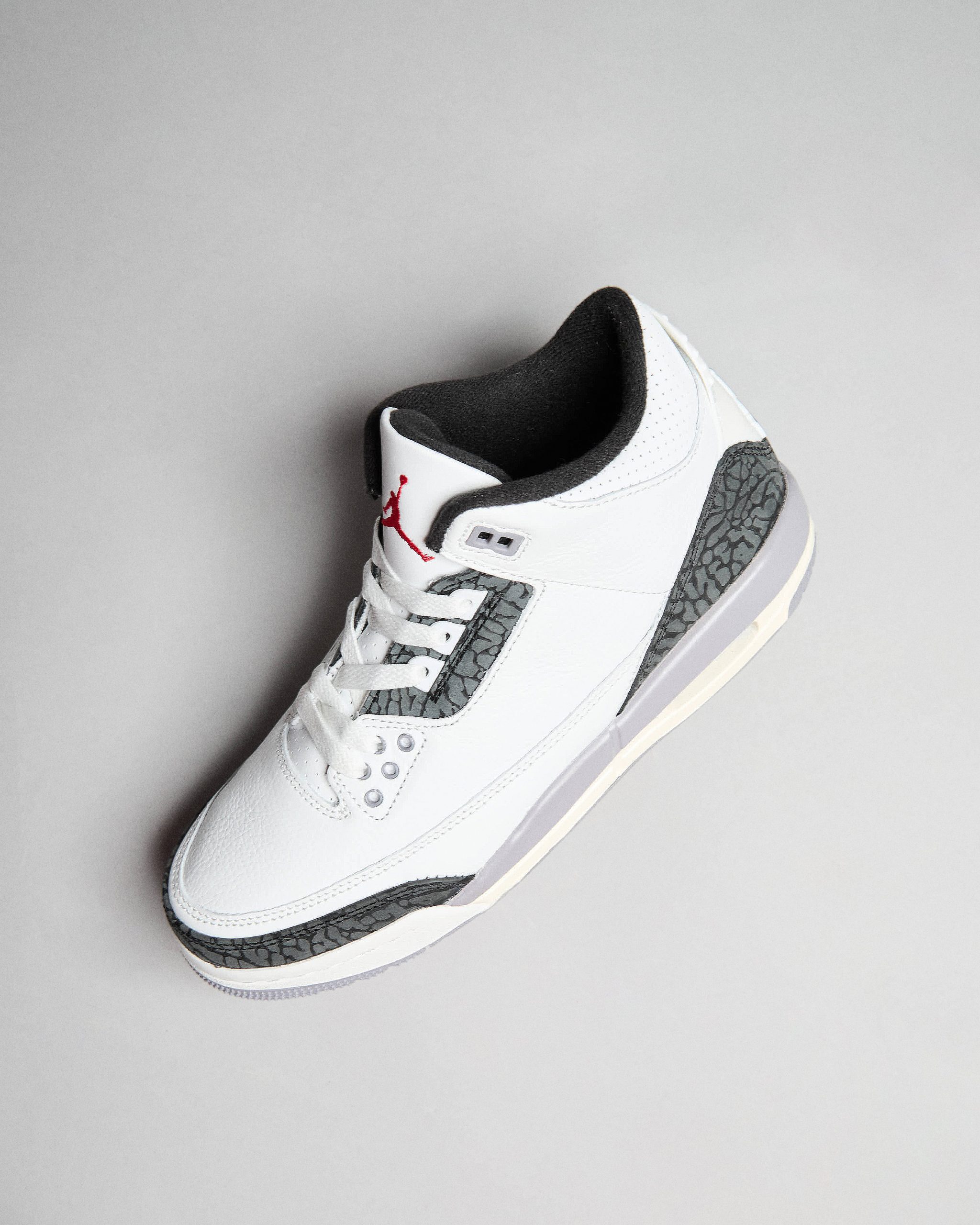 靴 Air Jordan 3 Retro 'Cement Grey' Air Jordan 3 Retro Cement Grey - Trainers | Limited Resell
